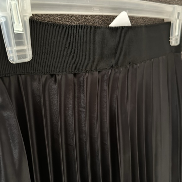 Black Pleaded Skirt - Picture 5 of 7
